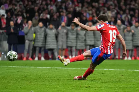 "لمس الكرة بقدمه المدعومة".. يويفا يحسم الجدل في ركلة جزاء ألفاريز أمام ريال مدريد (فيديو)